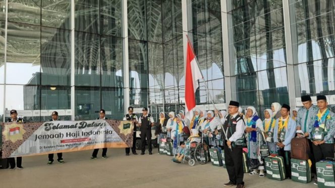 
					Tiba lebih awal, Jamaah Haji Kloter pertama mendarat di Madinah