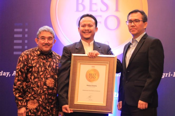 
					Pemimpin Divisi Keuangan BNI Syariah, Friyandana Wijaya menerima penghargaan untuk Direktur Keuangan dan Operasional BNI Syariah, Wahyu Avianto sebagai Indonesia Best Chief Financial Officer (CFO) Award 2019 yang diselenggarakan oleh Majalah Swa di di Hotel Shangri-La Jakarta, Rabu (28/8).
