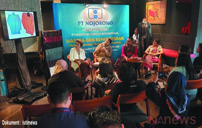 
					Mencintai Wastra Nusantara, Menjaga Ingatan Tentang Peradaban