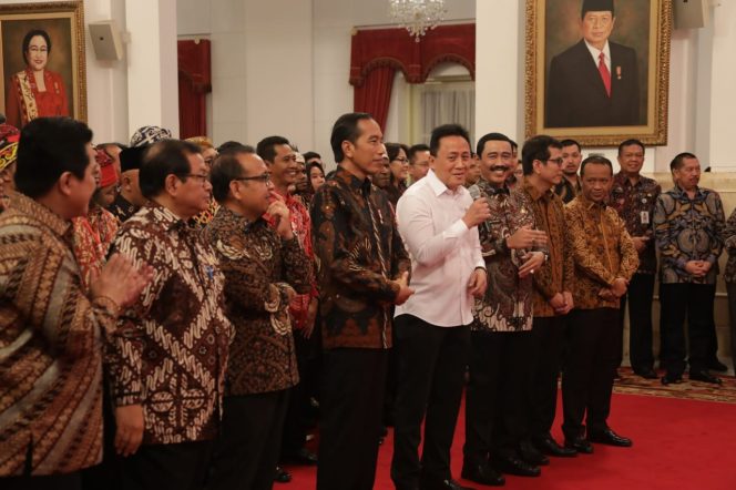 
					Presiden RI Menyerahkan Hadiah Kepada Pemenang Festival Gapura Cinta Negeri