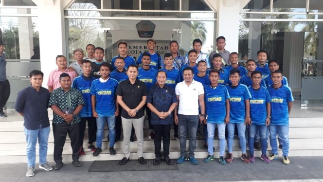 
					Siap Tanding Liga 3, Walikota Bitung Lepas Pemain Persbit Dengan Doa