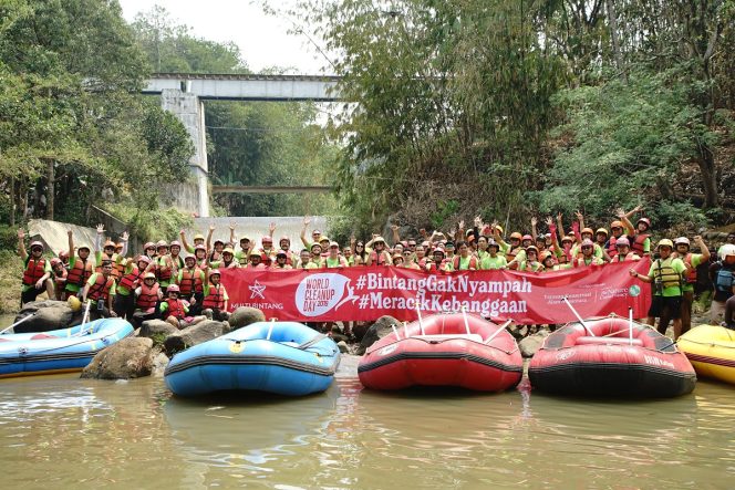
					Multi Bintang dan Relawan Melakukan Aksi Bersih di Sungai Cisadane