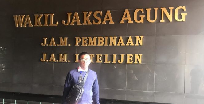 
					Panglima KPADK DPW Kaltim , Siswansyah saat berada di Kejaksaan Agung, Jakarta