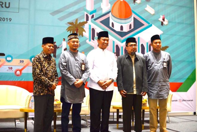
					Pemimpin Divisi Dana Ritel BNI Syariah, Bambang Sutrisno (dua dari kiri); Branch Manager BNI Syariah Pekanbaru, Sjarief Hidajat (paling kanan); Sekretaris Daerah Kota Pekanbaru, Mohd Noer (tengah); Sekretaris Daerah MUI Kota Pekanbaru, H Hasyim (paling kiri); dan Ketua Dewan Syariah Daarut Tauhiid Peduli, Ali Nurdin (dua dari kanan) ketika  menghadiri acara Program Pelatihan Manajemen Masjid di Pekanbaru yang dilaksanakan di Hotel Novotel, Pekanbaru, Sabtu (14/9).