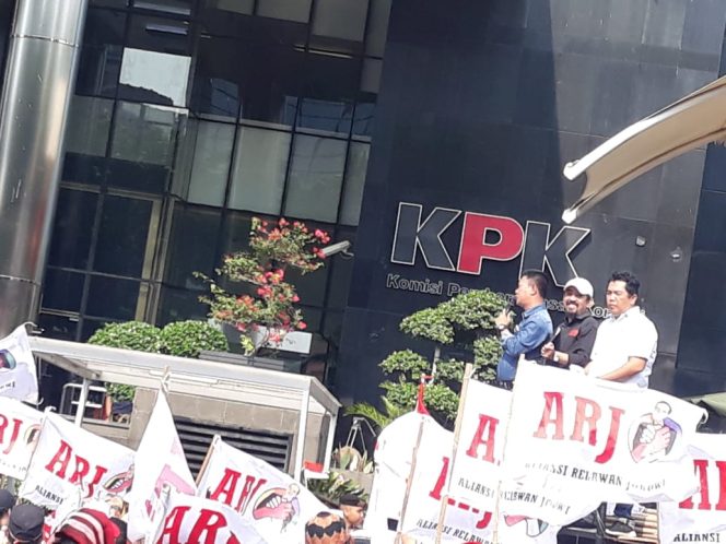 
					Aliansi Relawan Jokowi Padati Gedung KPK, Terkait RUU KPK Novel Baswedan Tuduh Jokowi