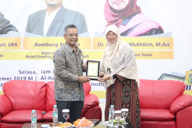 
					Pemimpin Divisi Dana Ritel BNI Syariah, Bambang Sutrisno (kiri); dan Rektor Institut Tazkia, Murniati Mukhlisin (kanan); disela acara penandatanganan nota kesepahaman sekaligus Studium Generale, Waqf Goes to Campus & Student Dynamic Session yang berlangsung di Al-Hambraa Multifunction Hall Masjid Andalusia, Institut Tazkia, Bogor (24/9).