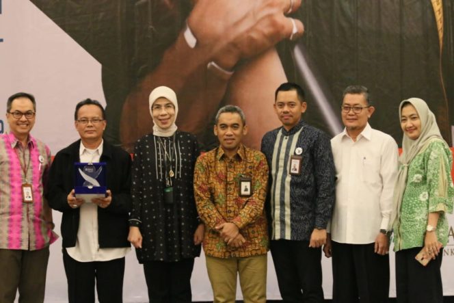 
					Ki-ka : Deputy Regional Head Wilayah Jabodetabek Plus BNI Syariah, Muhammad Akbar; Kepala Bidang Fasilitas Pembiayaan UMKM Pemerintah Kota Tangerang, Asep Syarifudin; Pemimpin Divisi Kepatuhan BNI Syariah, Finorita Fauzi; Pemimpin Divisi Bisnis Mikro BNI Syariah, Budi Aristianto; Branch Manager BNI Syariah BSD, Jessi Rachmat Mulya; dan pemilik Sagon Bakar (UMKM binaan BNI Syariah), Irma Husnul Hotimah ketika menghadiri acara Workshop UMKM Pelatihan Hasanah Empowerment Bagi UMKM, di The Springs Club, Rabu (25/9). 