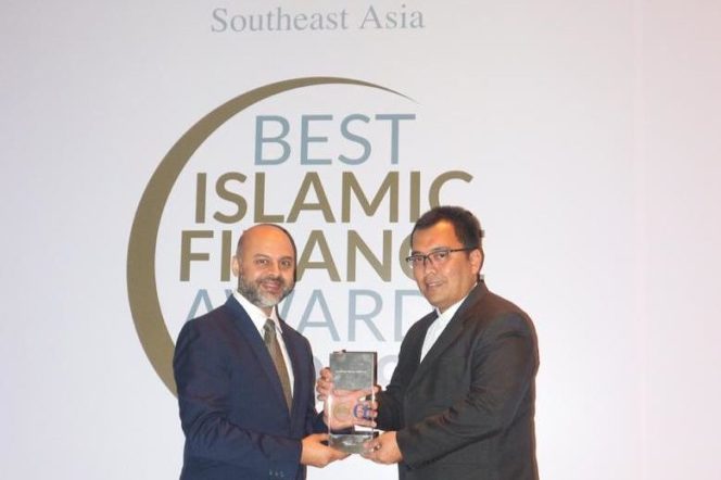 
					Wakil Pemimpin Divisi Komersial BNI Syariah, Ferry Hendrawan (kanan); dan CEO Alpha Southeast Asia Singapura, Shiddiq Bazarwala (kiri), ketika hadir dalam acara penyerahan penghargaan 13th Annual Best Financial Institution Awards, Aplha Southeast Asia Award 2019, di Sofitel Kuala Lumpur, Malaysia, Kamis (26/9). 