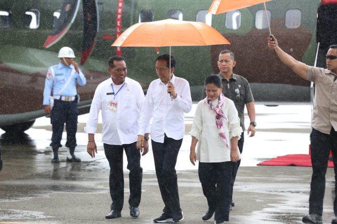 
					Jokowi di dampingi oleh Mendagri Dalam Kunjungan ke Papua Barat