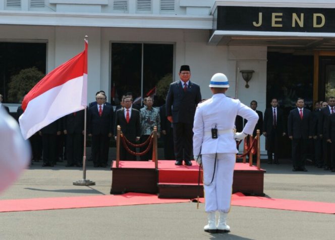 
					Ryamizard Sambut Menhan Prabowo Subianto dalam Upacara Jajar Kehormatan