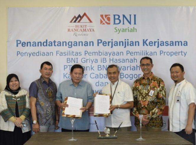 
					SEVP Bisnis Ritel dan Jaringan BNI Syariah, Iwan Abdi (dua dari kanan); Regional Head Wilayah Jabodetabek Plus BNI Syariah, Ali Muafa (tiga dari kanan); Branch Manager BNI Syariah Bogor, Ichsan Mahyudi (paling kanan); Direktur Utama PT. Bukit Rancamaya Residence, Jimmy Budi Haryanto (tiga dari kiri); dan Komisaris PT. Rancamaya Bukit Residence, Beni Ismail (dua dari kiri) 