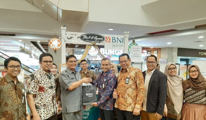 
					Pemimpin BNI Syariah Wilayah Jabodetabek Plus, Ali Muafa (lima dari kanan); Sekretaris Daerah (Sekda) Depok, Hardiono (tiga dari kiri); dan Branch Manager BNI Syariah Depok, Edy Putraga (dua dari kiri) dalam acara Depok Halal Festival 2019 yang berlangsung di Main Atrium D-Mall Depok, Selasa (8/9). 