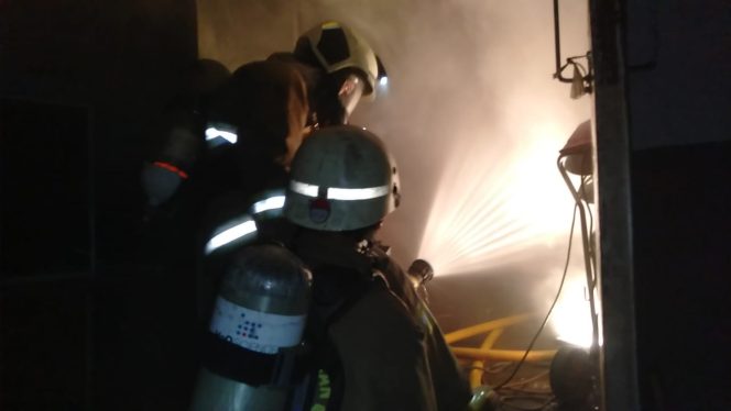 
					Terjunkan Belasan Unit Damkar, Kebakaran Gedung Pelni di Duga Korseleting Listrik