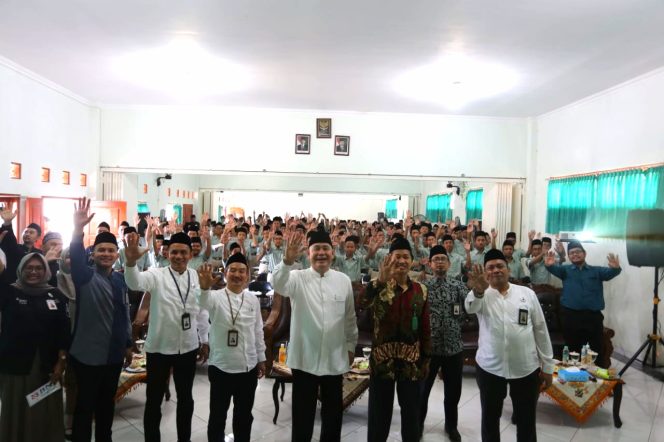 
					Direktur Utama BNI Syariah, Abdullah Firman Wibowo (empat dari kiri);  Deputi  Pemimpin BNI Syariah Wilayah Barat, Asep Mulyadi (tiga dari kiri); Pemimpin Cabang BNI Syariah Kudus, Hadi Suseno  (paling kanan); Pemimpin Cabang BNI Syariah Semarang, Taufan Anshari (dua dari kiri); dan Kepala Madrasah Pondok Tahfidh Yanbuul Quran Menawan, Ustad  Yuniar Fahmi Lathif (lima dari kiri) dalam acara Direksi Mengajar (Board Of Director-BOD Teaching) di Aula Pondok Tahfidh Yanbuul Quran Menawan Yayasan Arwaniyah Kudus, Jumat (25/10). 