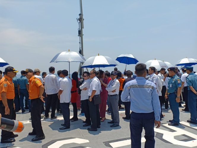 
					Mengenang Teragedi Lion Air JT-610, Keluarga Korban Gelar Tabur Bunga di Karawang