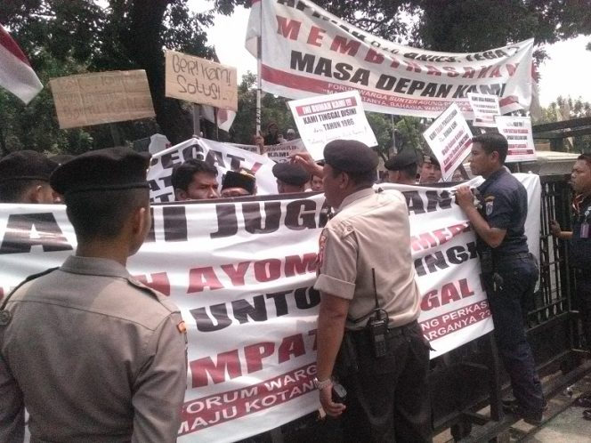 
					Tagih Janji ke Gubernur Anies, Ratusan Warga Sunter Perkasa Geruduk Balaikota DKI Jakarta