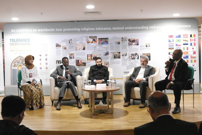 
					Tujuan dari pameran tersebut, selain memperkuat hubungan kedua negara juga untuk menyebarkan toleransi beragama, pemahaman antar budaya dan dialog antar agama sambil menunjukan Islam dipraktikan dalam kehidupan sehari-hari masyarakat Arab modern di Oman