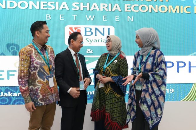 
					Kiri ke kanan) Direktur Utama Go Halal Go, Hega Bernoza; Ketua Perkumpulan Pariwisata Halal Indonesia (PPHI), Riyanto Sofyan; Direktur Bisnis SME dan Komersial BNI Syariah, Dhias Widhiyati; dan Komisaris Benefide, Afia Rahma Fitriati dalam penandatangan nota kesepahaman (Memorandum of Understanding), di Nuri Room 1, JCC Senayan, Jakarta, Rabu (13/11).

(Kiri ke kanan) Direktur Utama Go Halal Go, Hega Bernoza; Ketua Perkumpulan Pariwisata Halal Indonesia (PPHI), Riyanto Sofyan; Direktur Bisnis SME dan Komersial BNI Syariah, Dhias Widhiyati; dan Komisaris Benefide, Afia Rahma Fitriati dalam penandatangan nota kesepahaman (Memorandum of Understanding), di Nuri Room 1, JCC Senayan, Jakarta, Rabu (13/11). 

Kerjasama pertama, BNI Syariah dengan Go Halal Go, terkait dengan tiga hal yaitu akusisi bisnis BNI iB Hasanah Card terhadap pengunjung platform Go Halal Go; penggunaan BNI iB Hasanah Card sebagai alat pembayaran; dan pemanfaatan produk dan jasa layanan BNI Syariah. 

Untuk kerjasama kedua, BNI Syariah dengan Benefide terkait dengan akusisi BNI iB Hasanah Card dan penyediaan data nasabah pengguna situs yang mengajukan BNI iB Hasanah Card.