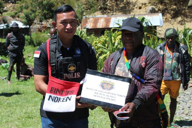 
					Binmas Noken Polri Beri Bantuan Kepada Mantan KKB Yambi