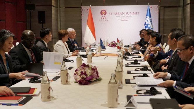 
					Presiden Jokowi memimpin delegasi Pemerintah Indonesia bertemu dengan delegasi IMF yang dipimpin oleh Managing Director-nya Kristalina Georgieva, di Bangkok, Thailand, Minggu 3/11/2019. (foto : setkab)