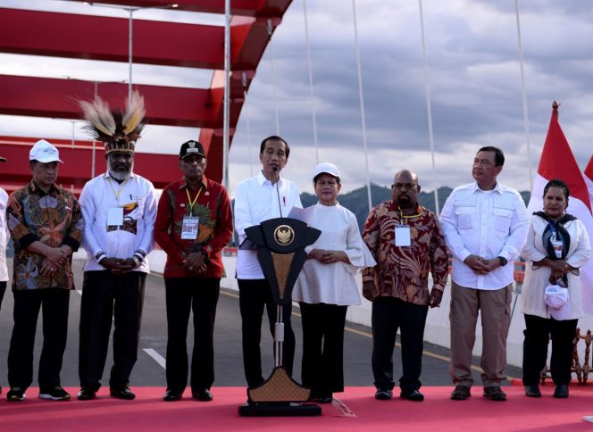 
					Turut mendampingi Presiden Jokowi dalam acara peresmian Jembatan Youtefa antara lain Ibu Negara Iriana, Menteri Pekerjaan Umum dan Perumahan Rakyat Basuki Hadimuljono, Menteri Perhubungan Budi Karya Sumadi, dan Menteri Dalam Negeri Tito Karnavian. Selain itu turut hadir pula Kepala Badan Intelijen Negara Budi Gunawan, Panglima TNI Marsekal Hadi Tjahjanto, Plt. Kapolri Komjen Ari Dono, Kepala Badan Siber dan Sandi Negara Hinsa Siburian, Gubernur Papua Lukas Enembe, dan Wali Kota Jayapura Benhur Tommy Mano, Senin (28/10/19)