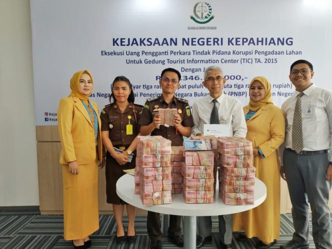 
					Jual Visa Bekas Pada Orang Asing , Oknum PNS Imigrasi Bali Ditangkap Oleh Kejaksaan