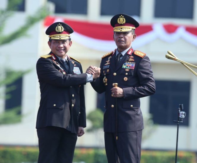 Tongkat komando kepemimpinan Kepala Kepolisian RI Jenderal (Purn) Prof. H.M. Tito Karnavian, Ph.D diserahkan secara resmi kepada Jenderal Pol. Drs. Idham Azis, M.Si hari ini, Rabu (06/11/2019)