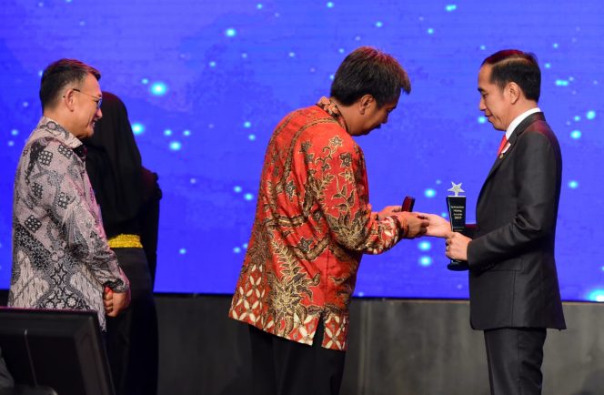 
					Presiden Jokowi Menerima Penghargaan Tertinggi Bidang Pertambangan