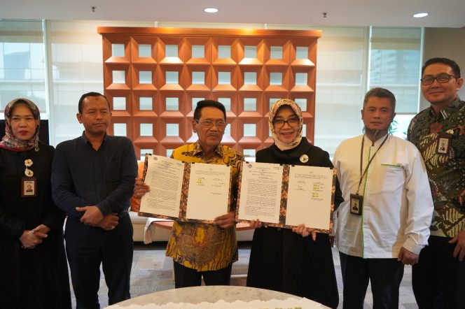
					Direktur Bisnis SME dan Komersial BNI Syariah, Dhias Widhiyati (ketiga dari kanan) dan Ketua Umum Pimpinan Pusat ABP PTSI, Thomas Suyatno (ketiga dari kiri) ketika melakukan Penandatanganan Nota Kesepahaman (MoU) antara BNI Syariah dengan Asosiasi Badan Penyelenggara Perguruan Tinggi Swasta Indonesia (ABP PTSI) 