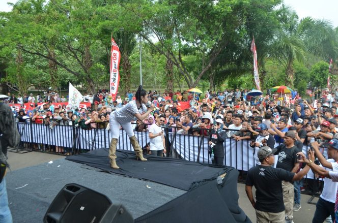 
					Ribuan Pengunjung Padati Alun Alun TigaRaksa FDR Day Tangerang 2019