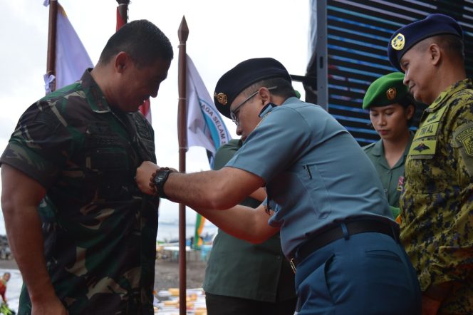 
					Wibowo Sematkan Brevet Scuba Diver TNI AL