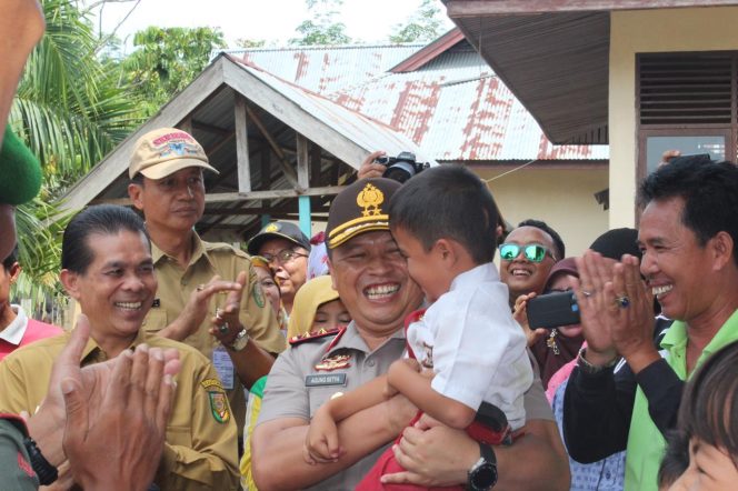 
					Meski Basah Kuyup Kapolda Riau Temui Warga Korban Banjir