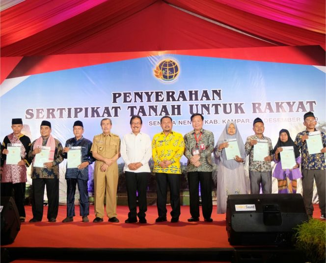 
					Bagikan 3.000 Sertifikat Tanah, Menteri ATR/BPN Harapkan Tekan Konflik