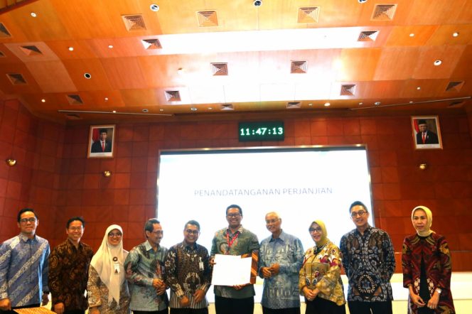 
					Direktur Bisnis SME & Komersial BNI Syariah, Dhias Widhiyati (tiga dari kanan) ketika melakukan penandatanganan akad pembiayaan investasi dengan jaminan pemerintah untuk proyek pembangunan pembangkit PLTU dan PLTMG tahap II program 35 ribu MW sebesar Rp 2,85 triliun, di Ruang Auditorium Kantor Pusat PLN, Rabu (18/12).