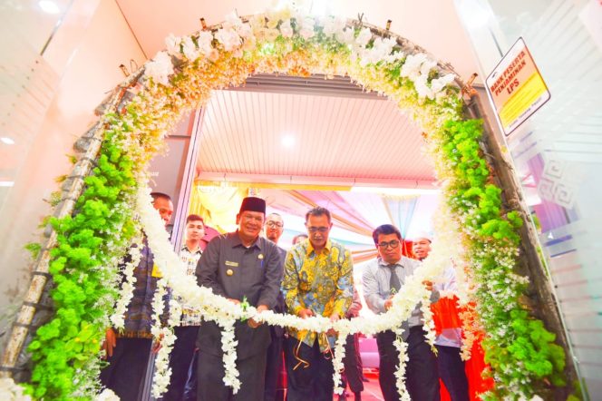 
					SEVP Bisnis Ritel & Jaringan BNI Syariah, Iwan Abdi (depan tengah); Walikota Padangsidimpuan, Irsan Efendi Nasution (depan paling kiri); dan Manager Perwakilan Bank Indonesia Sibolga, Laidin Purba (depan, paling kanan) ketika melakukan peresmian pembukaan Kantor Cabang Pembantu (KCP) Padangsidimpuan di Jl Sudirman ex Jl Merdeka No 49 Padangsidimpuan, Sumatera Utara, Kamis (20/12). 