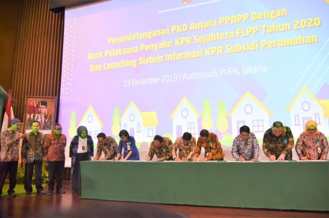 
					Direktur Utama BNI Syariah, Abdullah Firman Wibowo (dua dari kanan); menandatangani Perjanjian Kerjasama Operasional (PKO) Penyaluran FLPP Tahun Anggaran 2020 antara Badan Layanan Umum Pusat Pengelolaan Dana Pembiayaan Perumahan (BLU PPDPP) dengan Bank Pelaksana, salah satunya BNI Syariah di Gedung Auditorium, Kementerian PUPR, Jakarta Selatan.  