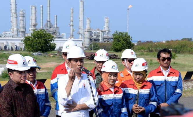 
					Presiden Joko Widodo saat memberi keterangan kepada Media di lokasi PT Trans Pacific Petrochemical Indotama (TPPI) di Kecamatan Jenu, Kabupaten Tuban, pada Sabtu, 21 Desember 2019 (Foto: Lukas - Biro Pers Sekretariat Presiden)