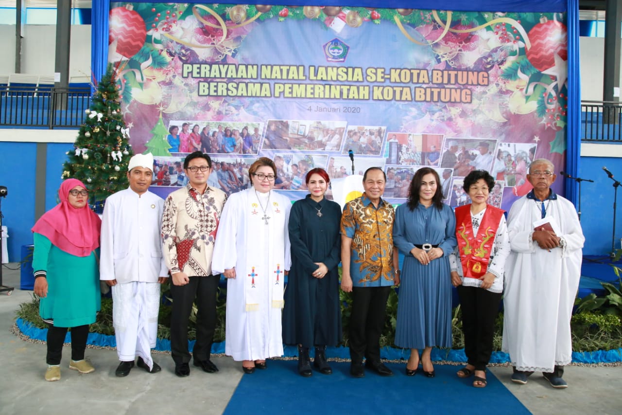 Kado Natal Penuh Berkat Untuk Lansia Dari Max J Lomban