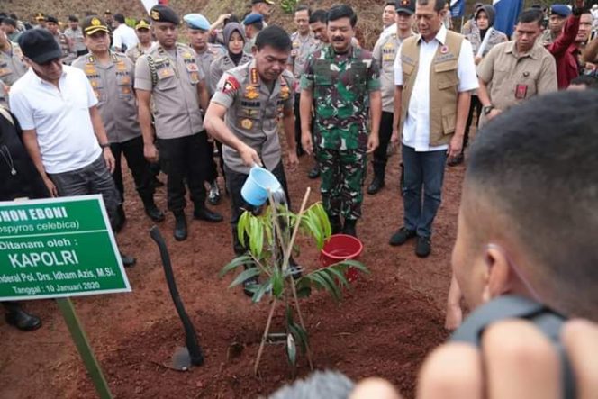 
					Panglima TNI ,Kapolri dan Kepala BNPB Tanam 2020 Pohon