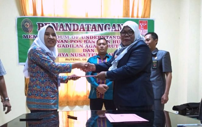 
					Turut hadir dalam MoU ini diantaranya, Pengawas sekaligus Pendiri LBH Surya NTT Herry F.F Battileo, SH., MH., Ketua LBH SURYA NTT E. Nita Juwita, SH., MH., Ketua LBH SURYA NTT Perwakilan Manggarai Raya Paulus Habur, SH., Sekretaris LBH Surya NTT Perwakilan Manggarai Raya, Marselin Samsun Koten, SE., serta Paralegal LBH SURYA NTT Perwakilan Manggarai Raya, pada Rabu 7/01/2020