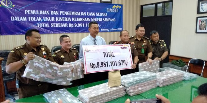 
					Kejaksaan Negeri Sampang, Jawa Timur merilis hasil pengembalian uang negara dari hasil penyidikan tindak pidana korupsi yang ditangani.