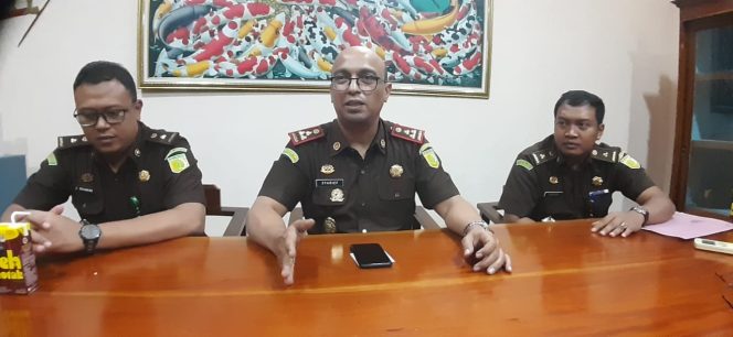 
					Kepala Kejaksaan Negeri Sragen Syarief Sulaeman Nahdi (tengah)