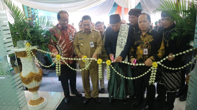 
					Pemimpin BNI Wilayah V Semarang, Arif Suwasono; Bupati Pati, H. Haryanto; Ketua MUI Pati, Mujib Sholeh; Branch Manager Kantor Cabang Kudus, Hadi Suseno; Perwakilan OJK, Gatot Yulianto; Wakil Pemimpin Divisi Jaringan & Layanan BNI Syariah, Ahmad Djunaedy