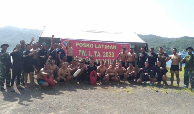 
					Prajurit Yonmarhanlan Bitung Asah Kemampuan Dengan Berenang Sejauh 1000 Meter