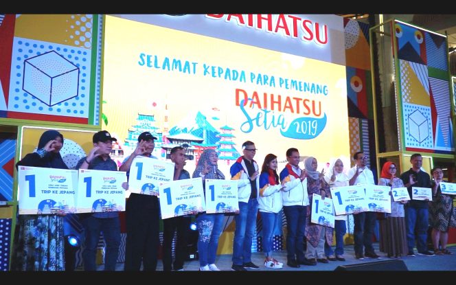 
					Manajemen Daihatsu berfoto bersama para pemenang program Daihatsu Setia .