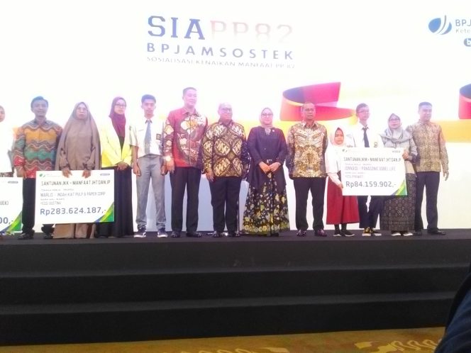 
					Menaker Ida Fauziah Dalam Acara Sosialisasi PP 82 BP Jamsostek