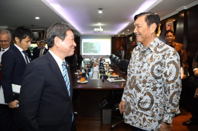 
					Menko Luhut B. Pandjaitan bersama Menlu Jepang Motegi Toshimitsu, di Jakarta, Jumat (10/01/2020). (Foto: Kemenko Kemaritiman dan Investasi)