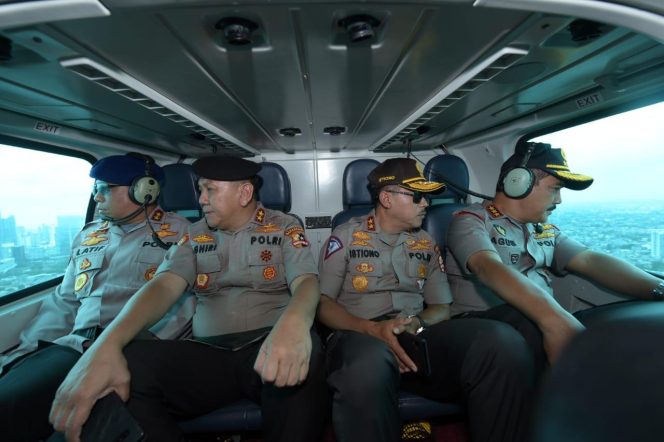 
					Kabarhakam Polri Tinjau Banjir Jabodetabek Lewat Udara