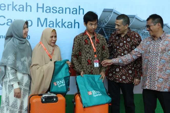 
					Pemimpin Divisi Haji dan Umrah BNI Syariah, Endang Rosawati (paling kiri); Direktur Bina Umrah dan Haji Khusus Direktorat Jenderal Penyelenggaraan Haji dan Umrah Kementerian Agama RI, Arfi Hatim (paling kanan); CEO dan Komisaris Kanomas Tour &Travel Umar, Umar Azis Bakadam (dua dari kanan) ketika melakukan penyerahan secara simbolis perlengkapan ibadah umroh  kepada jamaah umroh pada saat acara penerbangan perdana Citilink dari BIJB Kertajati dan Umroh Berkah Hasanah, di Bandara Kertajati, Majalengka, Rabu (8/1). 