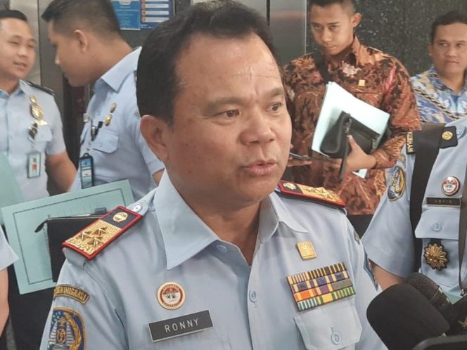 
					Direktur Jenderal Imigrasi Kementerian Hukum dan HAM Ronny F Sompie